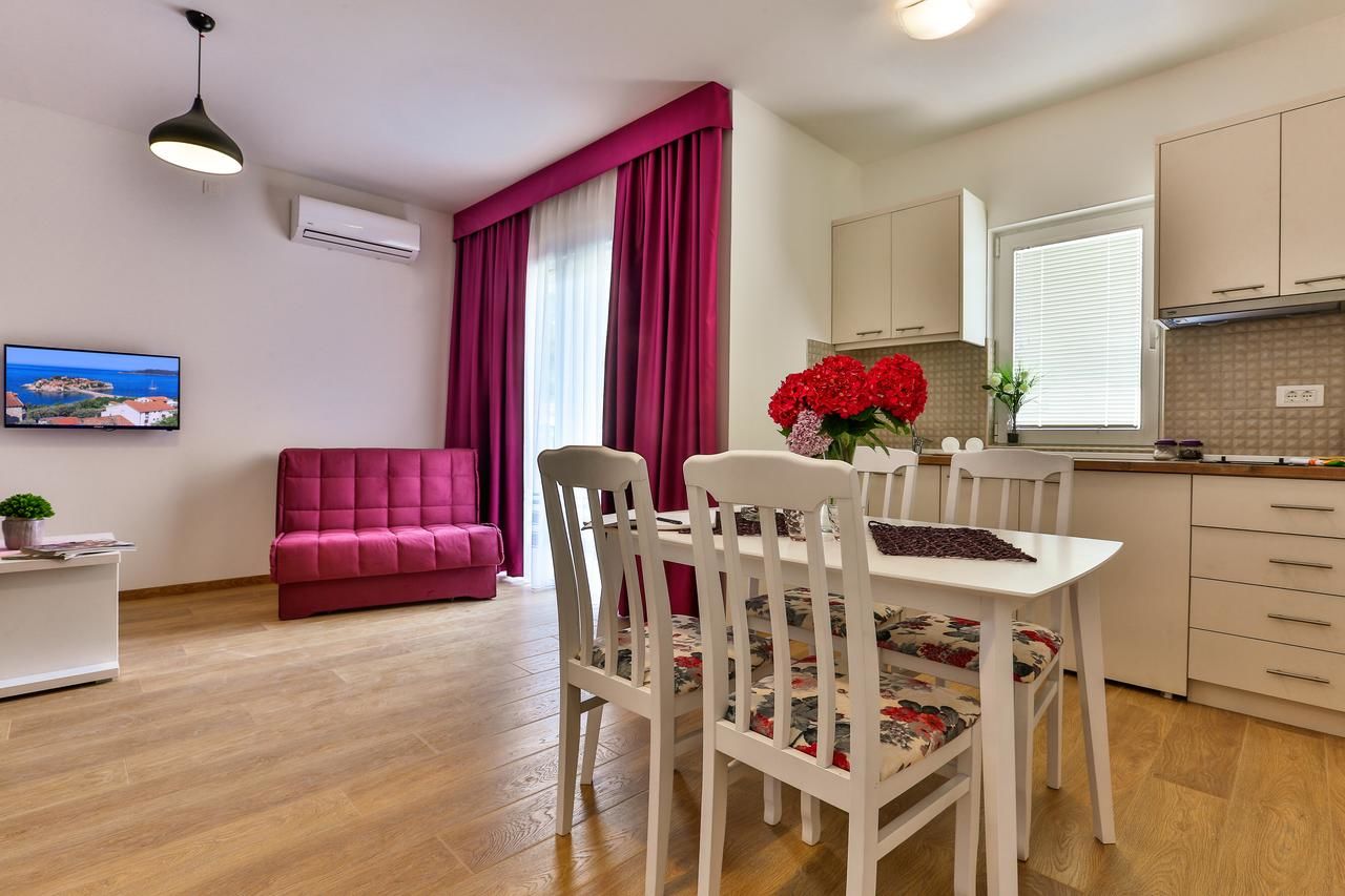 Апартаменты Apartments Royal Lux Сутоморе