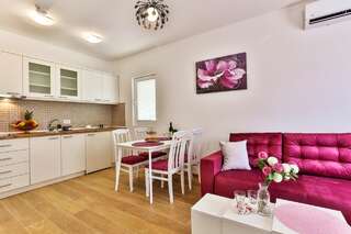 Апартаменты Apartments Royal Lux Сутоморе Апартаменты с балконом-1